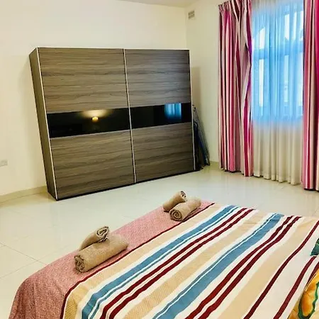 Spacious In The Heart Of St Julian's Apartman *