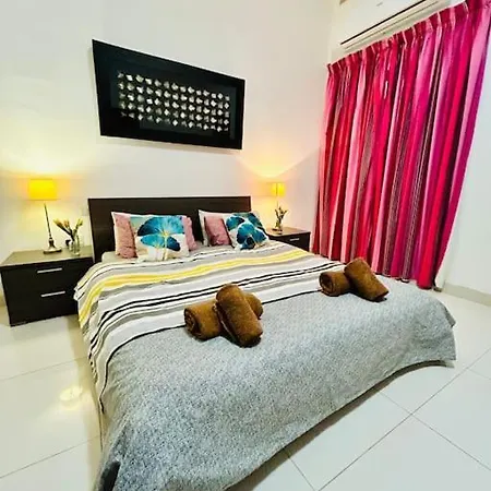 Spacious In The Heart Of St Julian's Lägenhet