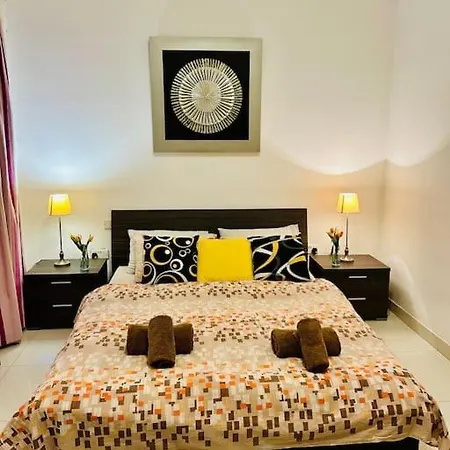 Spacious In The Heart Of St Julian's Lägenhet *